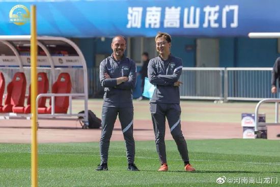 男女亲吻一边亲一边脱